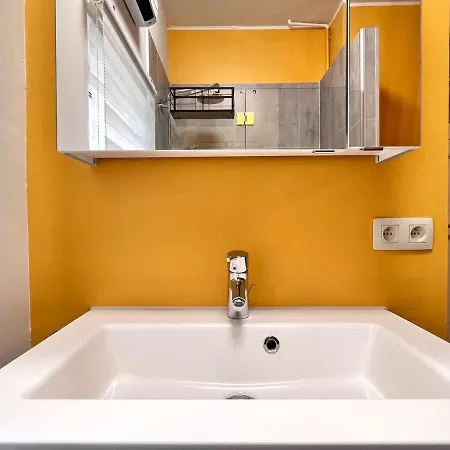 Beachside Family With Sea View For 6